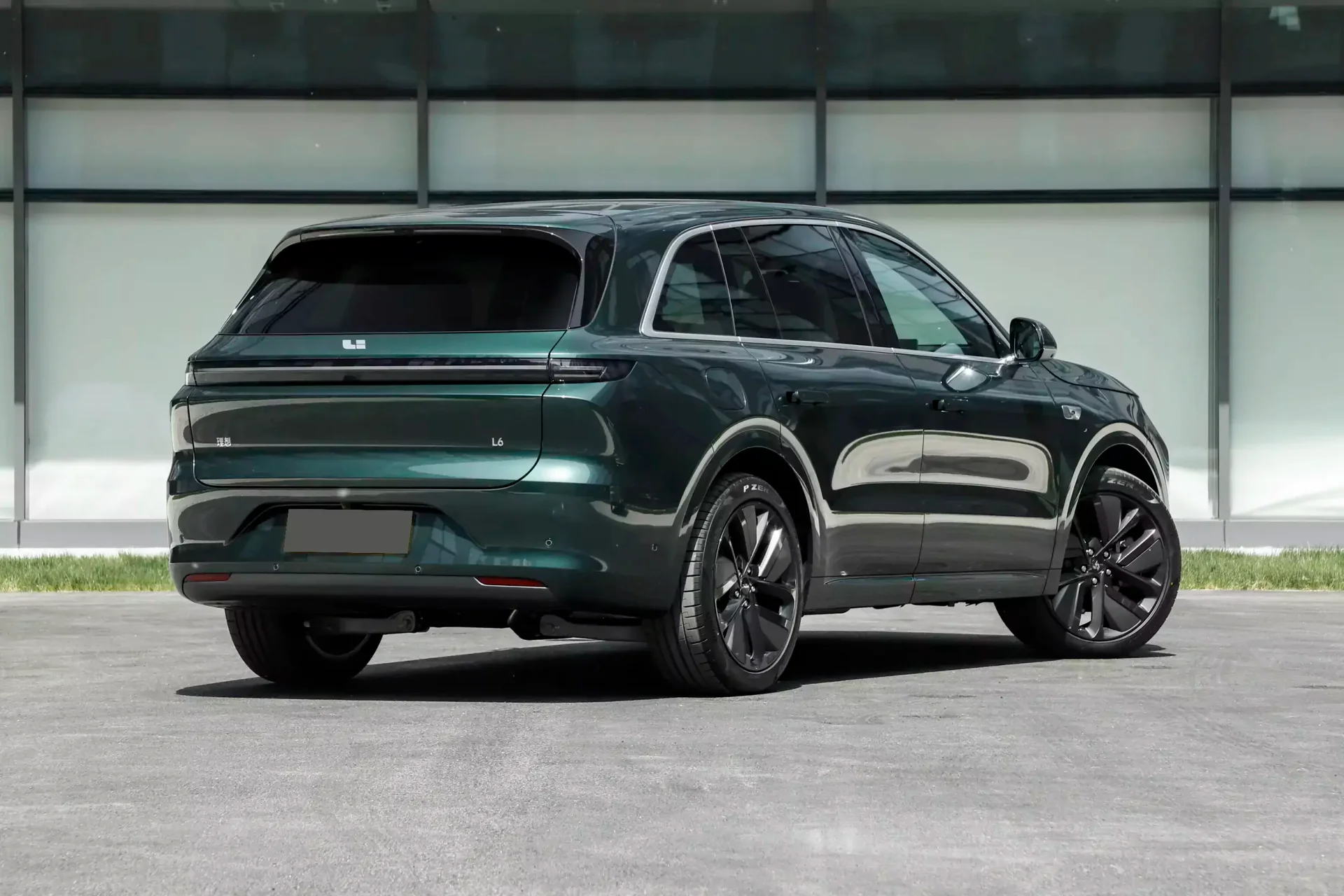 Li Auto L6 view 3