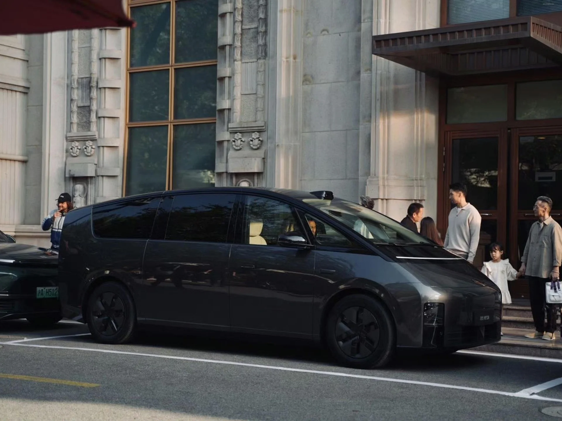 Li Auto MEGA interior detail 1